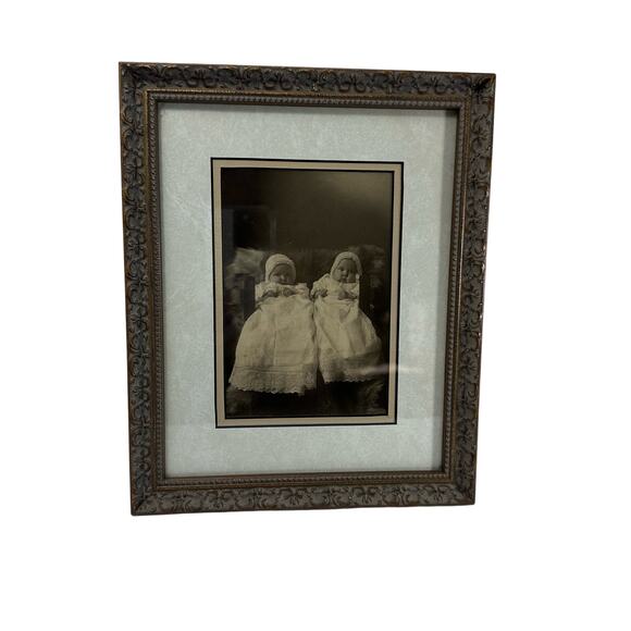 Framed Antique Photo Twins Babies Ornate Frame Wall Decor Art Vintage‎ - Picture 1 of 7